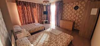 Гостевой дом Guest house Четыре Сезона Гагра Семейный люкс с балконом-1