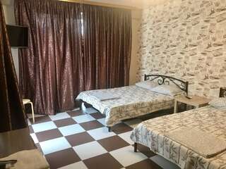 Гостевой дом Guest house Четыре Сезона Гагра Классический четырехместный номер-5