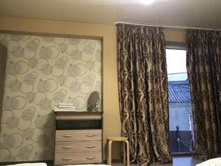 Гостевой дом Guest house Четыре Сезона Гагра Четырехместный номер «Премиум»-5