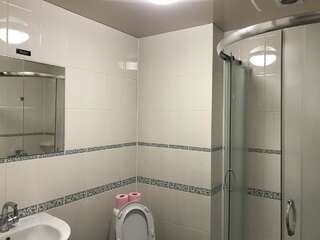 Гостевой дом Guest house Четыре Сезона Гагра Четырехместный номер «Премиум»-2